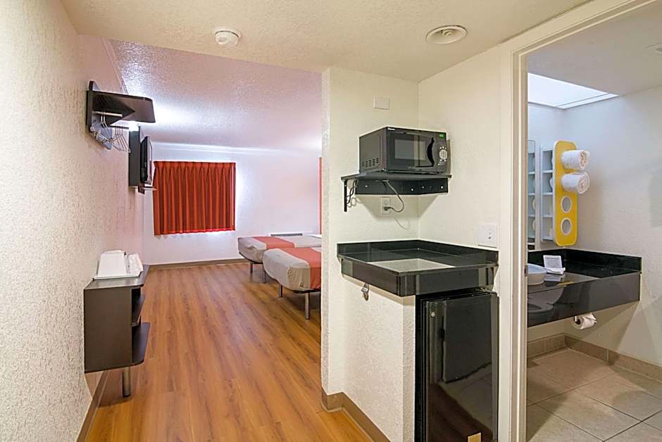 Motel 6 - Tampa Fairgrounds