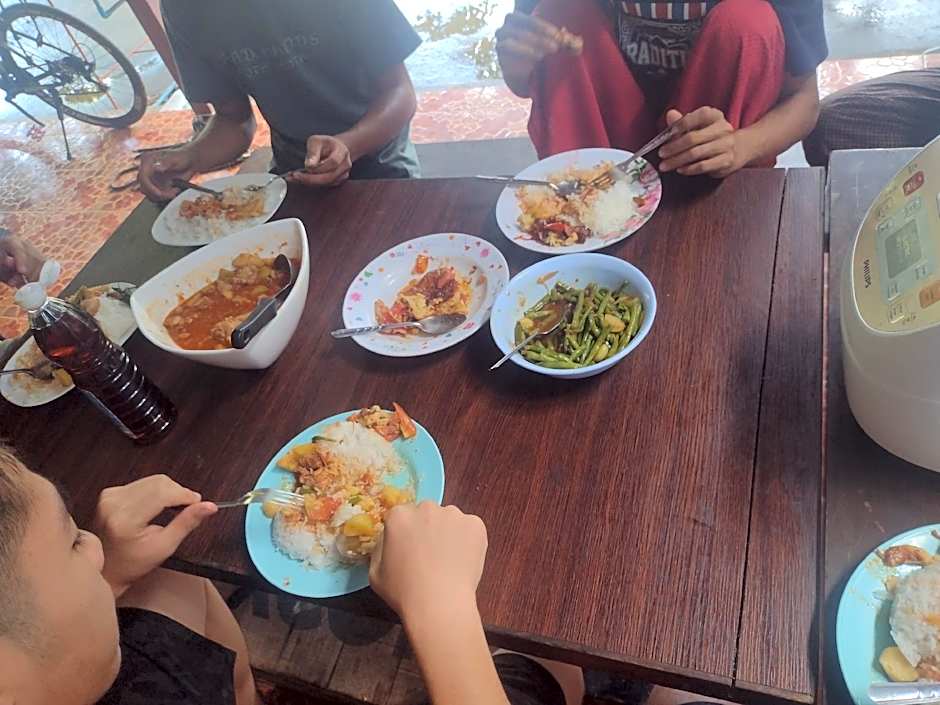 Mae Sot Commune and Camping 