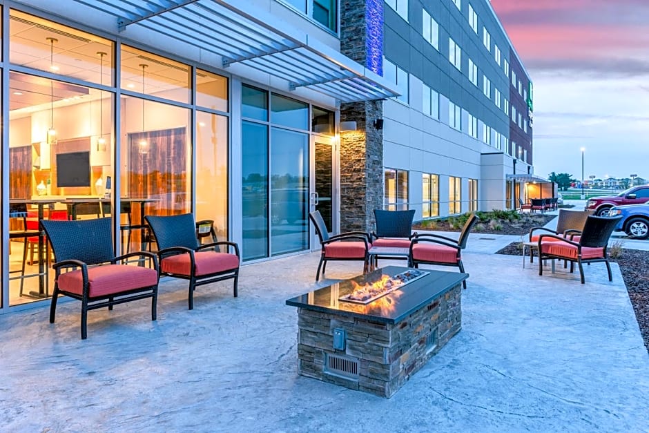 Holiday Inn Express & Suites - Springfield North, an IHG Hotel