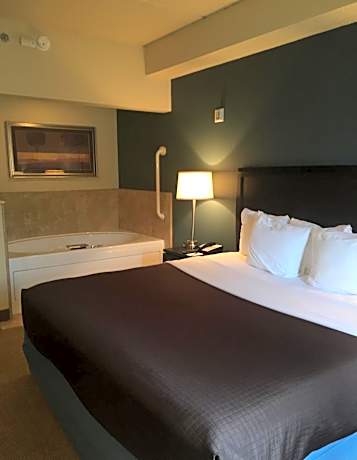 1 King Bed, Deluxe Studio Suite, Jetted Tub, Non-Smoking