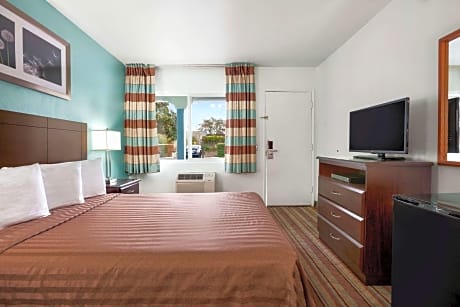 1 Queen Bed Non-Smoking