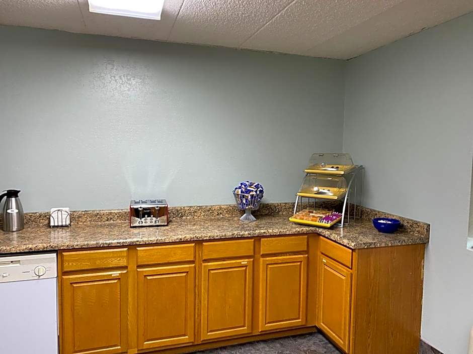 Days Inn & Suites by Wyndham Springfield on I-44