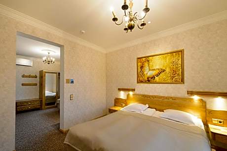 Family Room (2 Adults + 2 Children)