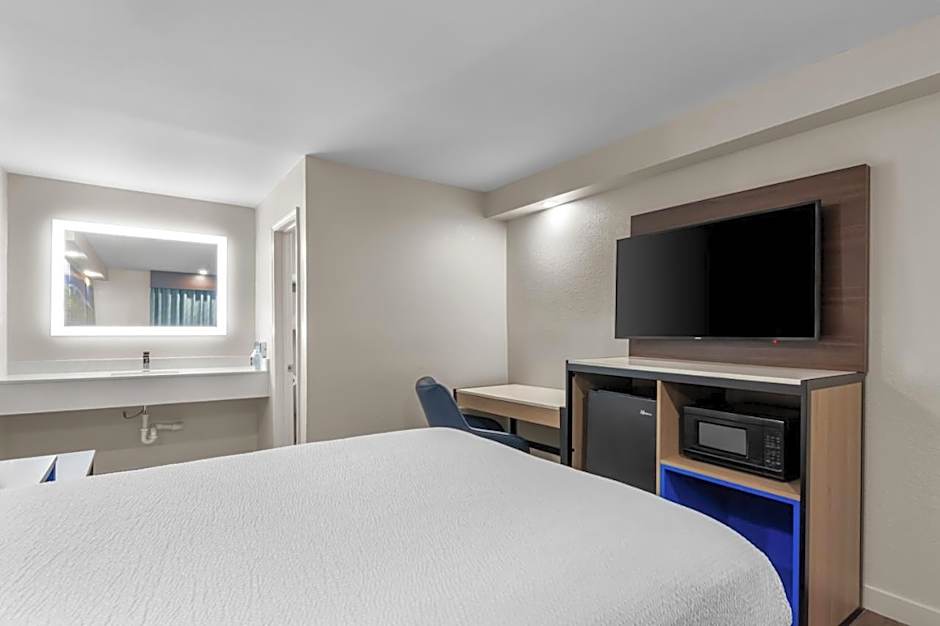 Days Inn by Wyndham Indianapolis East Post Road