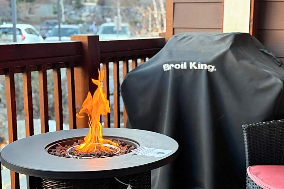 Inviting Condo Hot Tub & Relaxing Atmosphere!