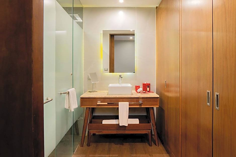 The Fives Downtown Hotel & Residences, Curio Collection by Hilton