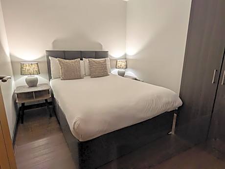 Two-Bedroom Apartment with Two Double Beds and Sofa Bed - Walk-In Shower/Non-Smoking