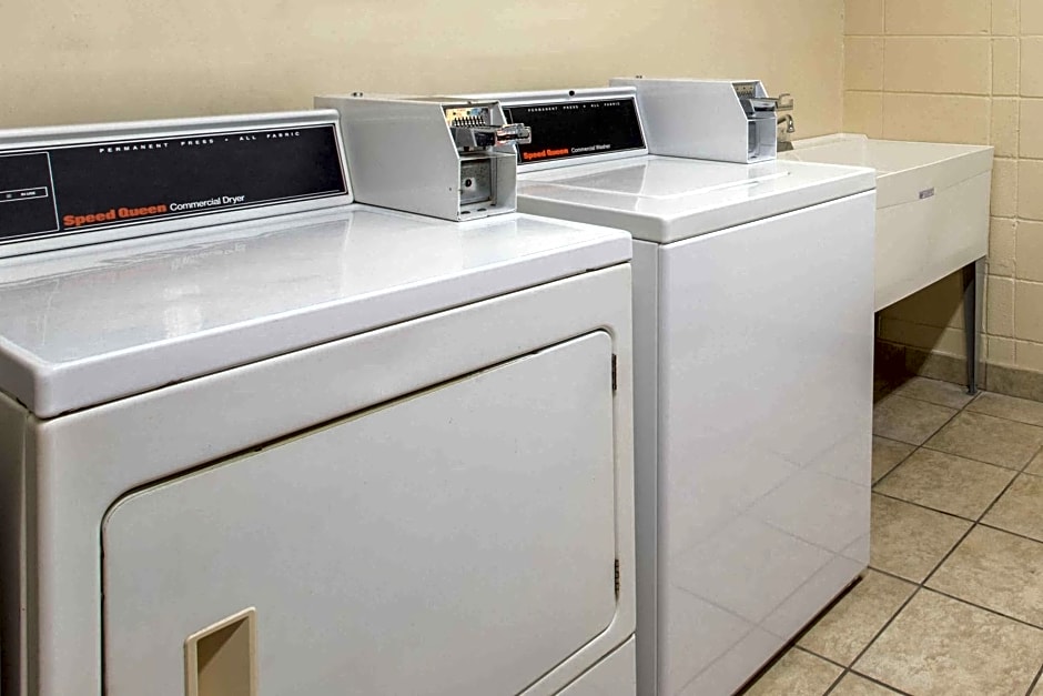 Days Inn & Suites by Wyndham Navarre Conference Center