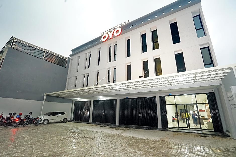 Capital O 449 The Colins