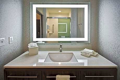 1 King Mobility/Hearing Access Tub Suite