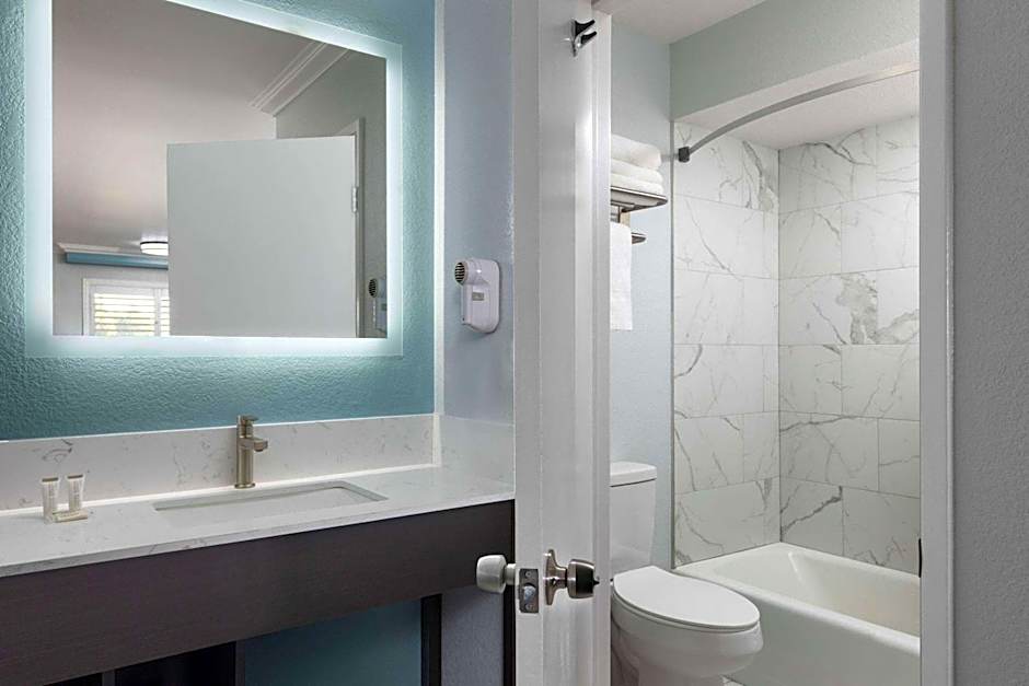 Travelodge by Wyndham Lemoore Near Naval Air Station
