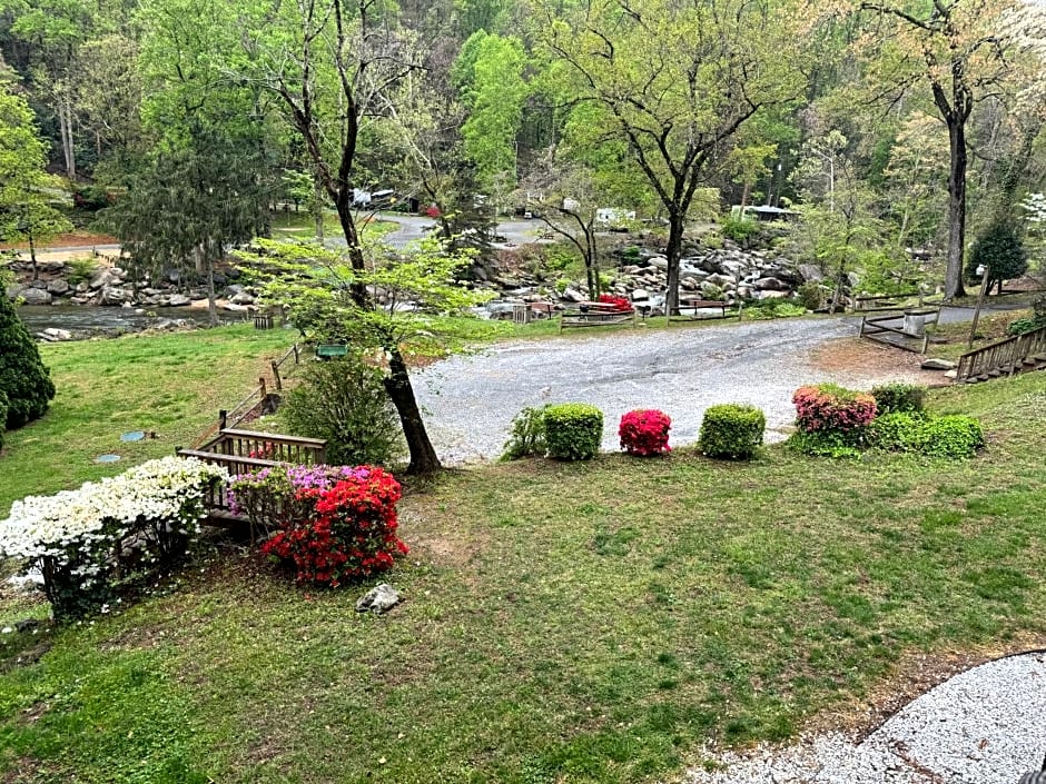 The Evening Shade River Lodge and Cabins