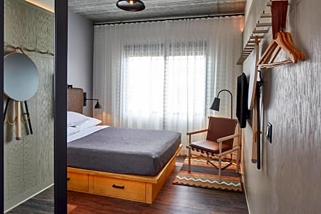 Queen Guest Room