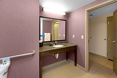 2 Qns Mobility Access Roll In Shower Nosmok Microwv/fridge/hdtv/work Area Free Wi-fi/hot Breakfast I