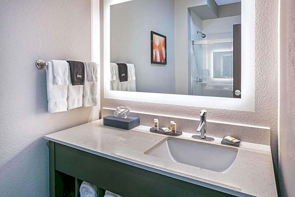 La Quinta Inn & Suites by Wyndham DFW West-Glade-Parks