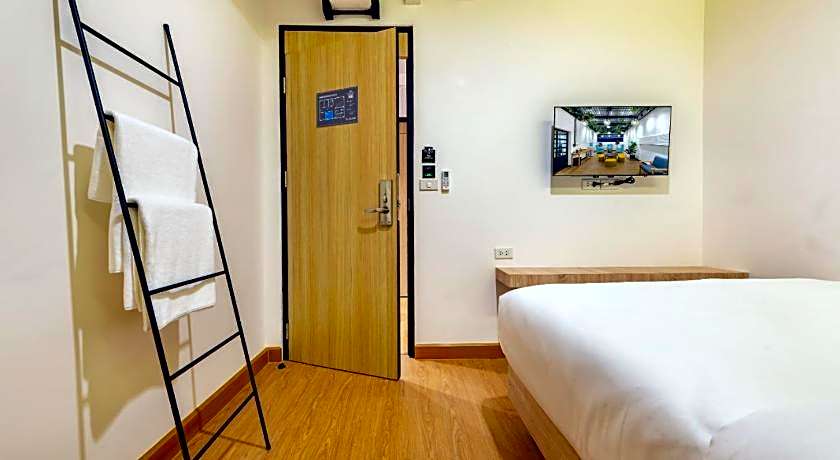 Siam Subway Hostel and Cafe