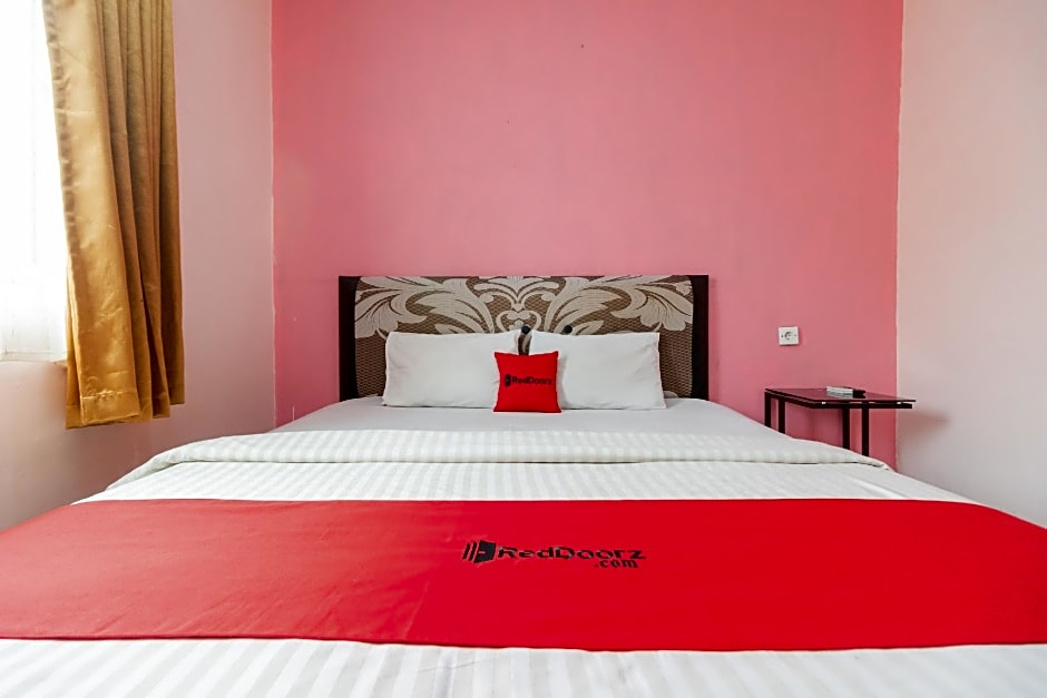 RedDoorz Syariah near Transmart Padang