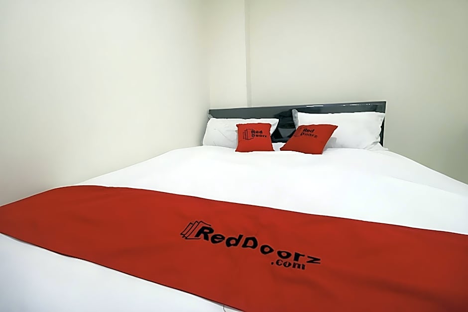RedDoorz Plus near Mall Ciputra Jakarta