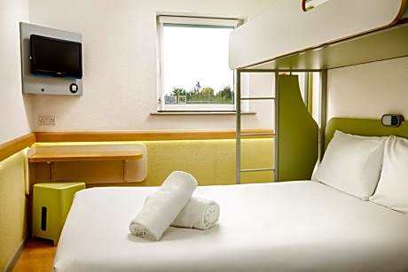 Standard room with a double bed and a single bed