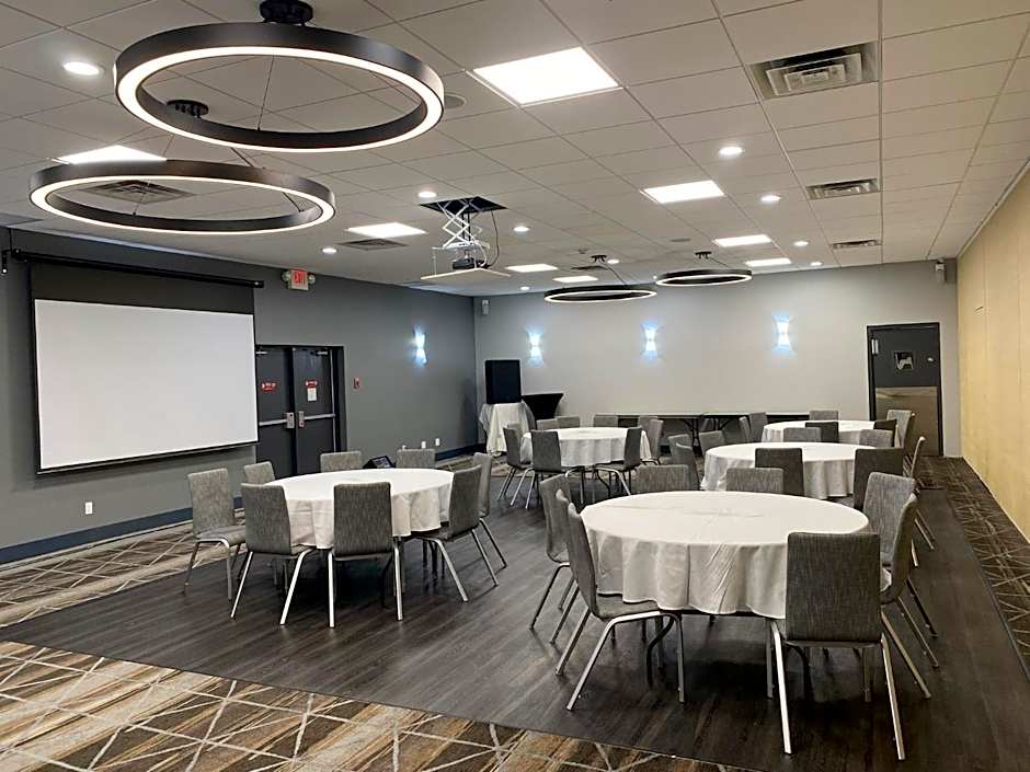 Holiday Inn Detroit Lakes - Lakefront by IHG