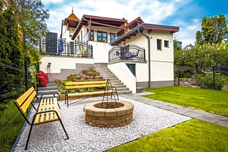 Kiss-Henézi Guest House