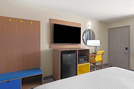 1 King Bed, Non-Smoking