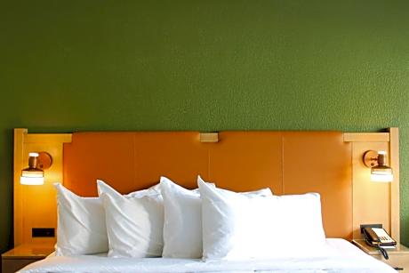 King Room - Pet Friendly/Non-Smoking