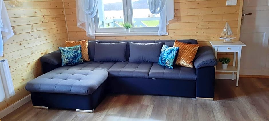 Szary domek nad jeziorem