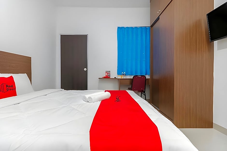 RedDoorz Plus near Kepri Mall