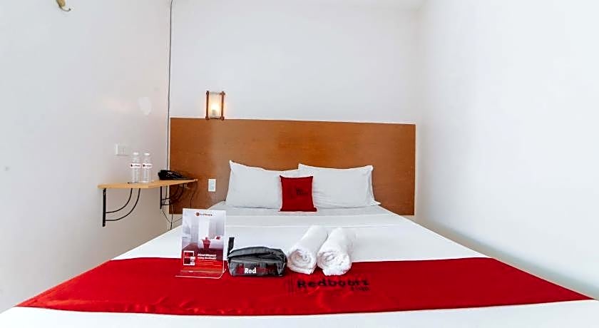 RedDoorz @ Old Buswang Road