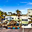 Walkabout 5 Retro Hotel on the beach with live music and a bar