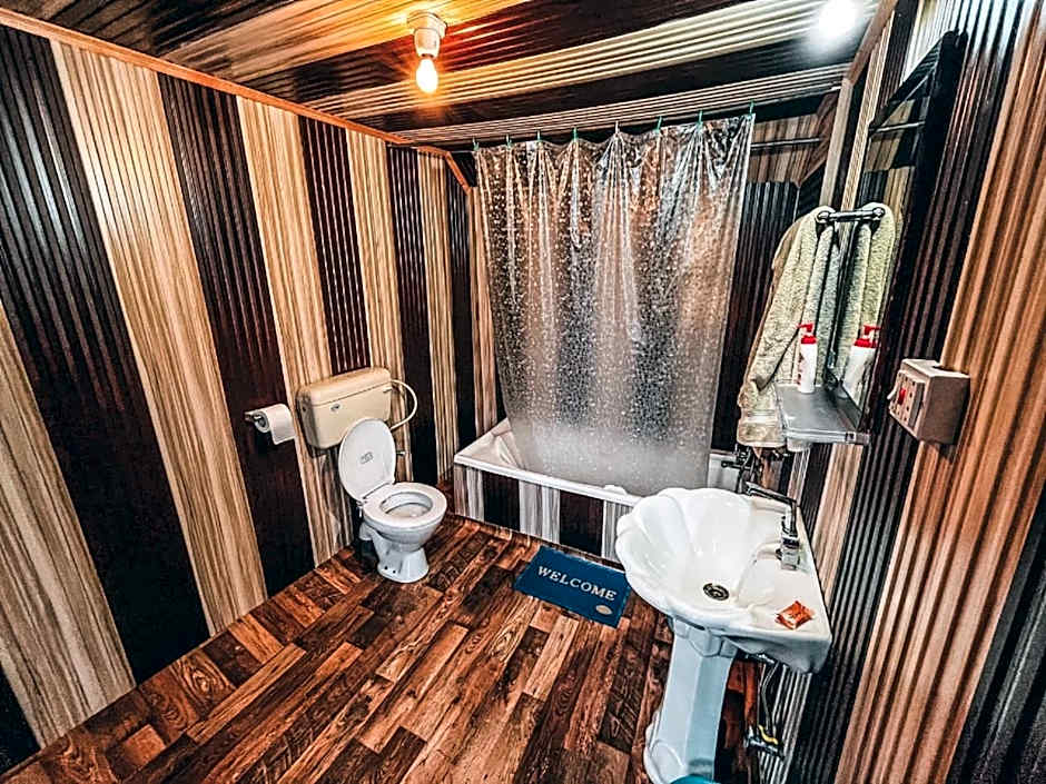 Golden Hopes Group of Houseboats