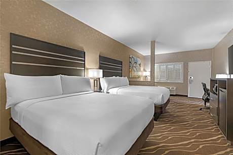 2 Queen Beds, Nonsmoking, Sofabed, Mini-suite