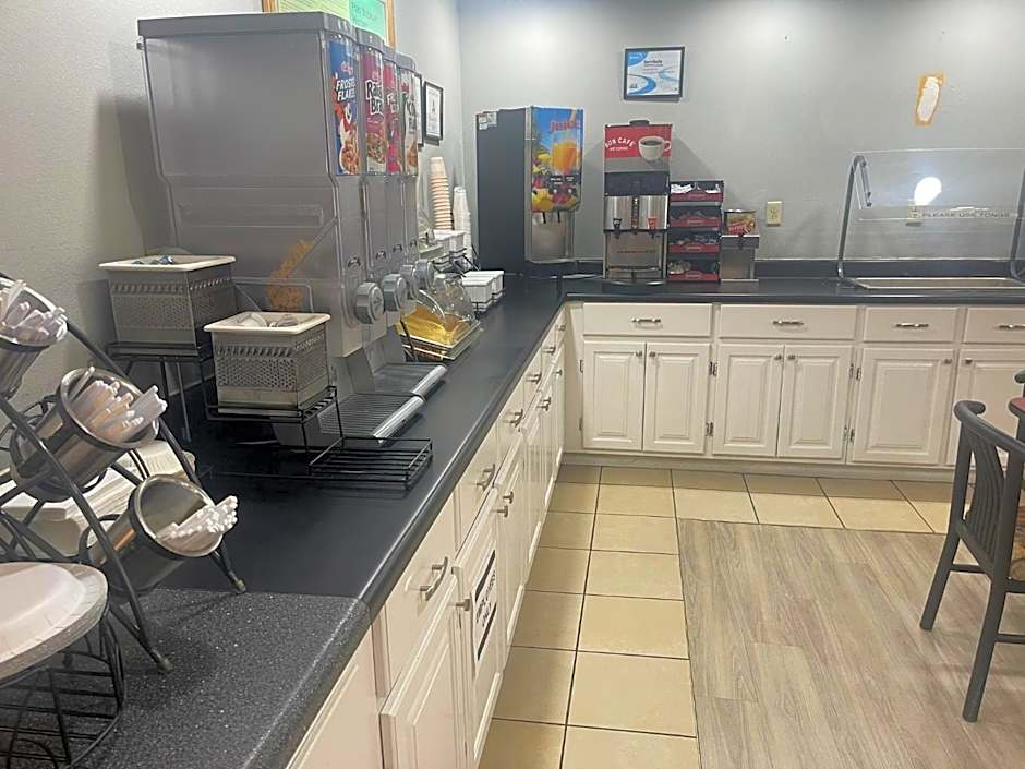 Red Roof Inn & Suites Hinesville