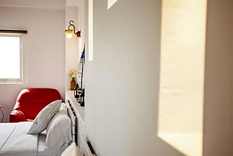 White Standard Quadruple Room with Sea View