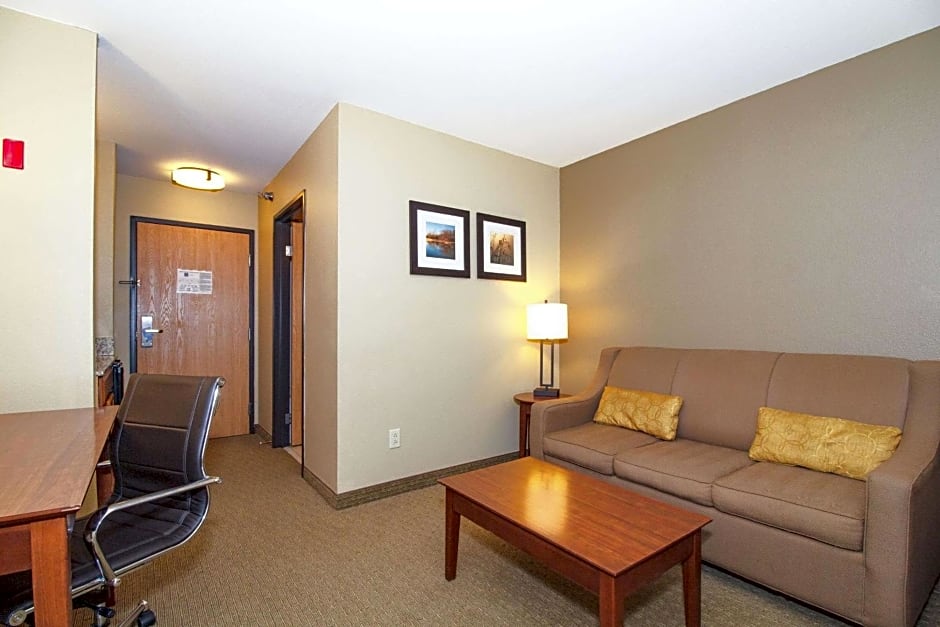 Comfort Inn & Suites East Moline near I-80