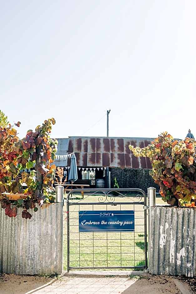 On Chapel St, The Royal Hotel Dalton