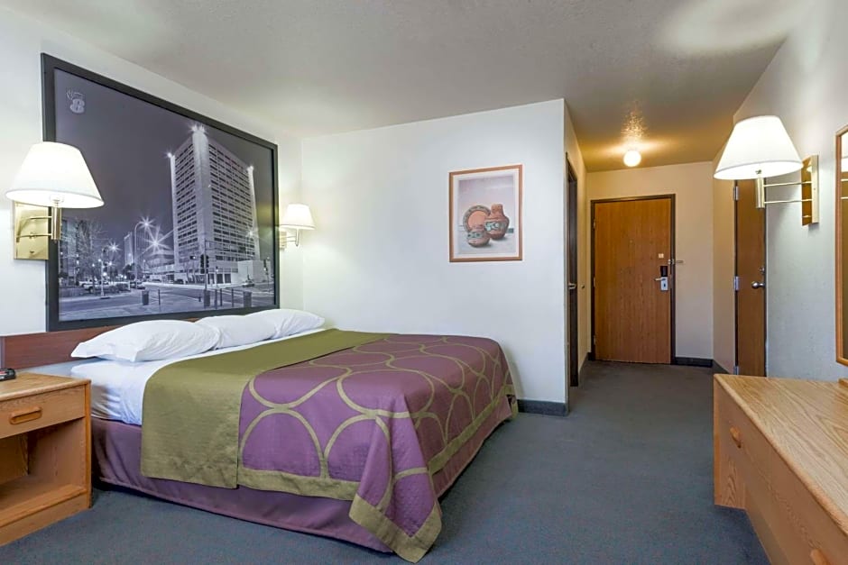 Super 8 by Wyndham Bernalillo
