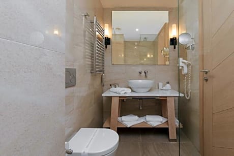 EXECUTIE ROOM WITH CITY VIEW