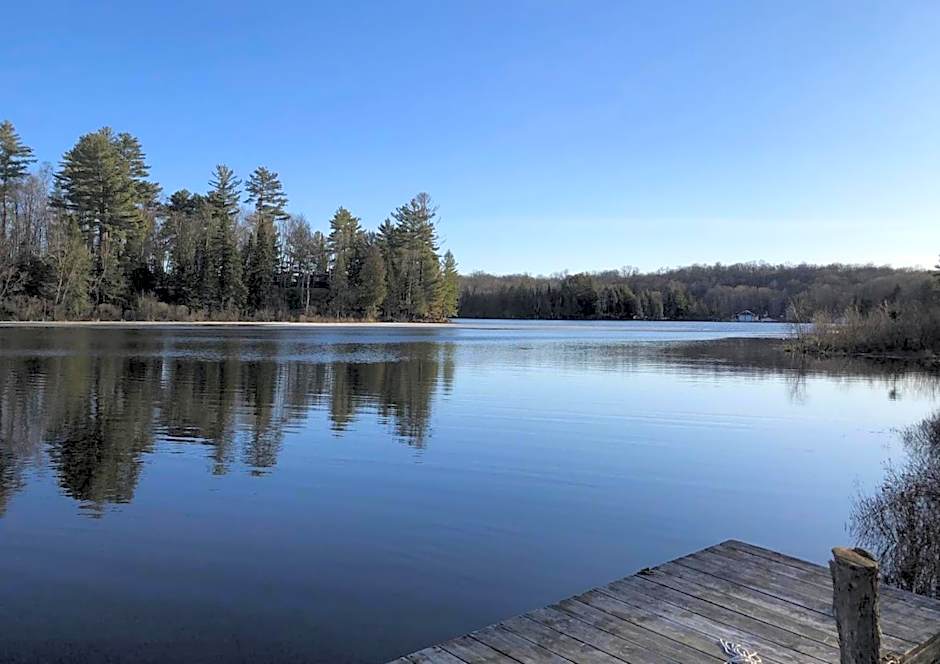 Quiet Bay Lakeside Escape