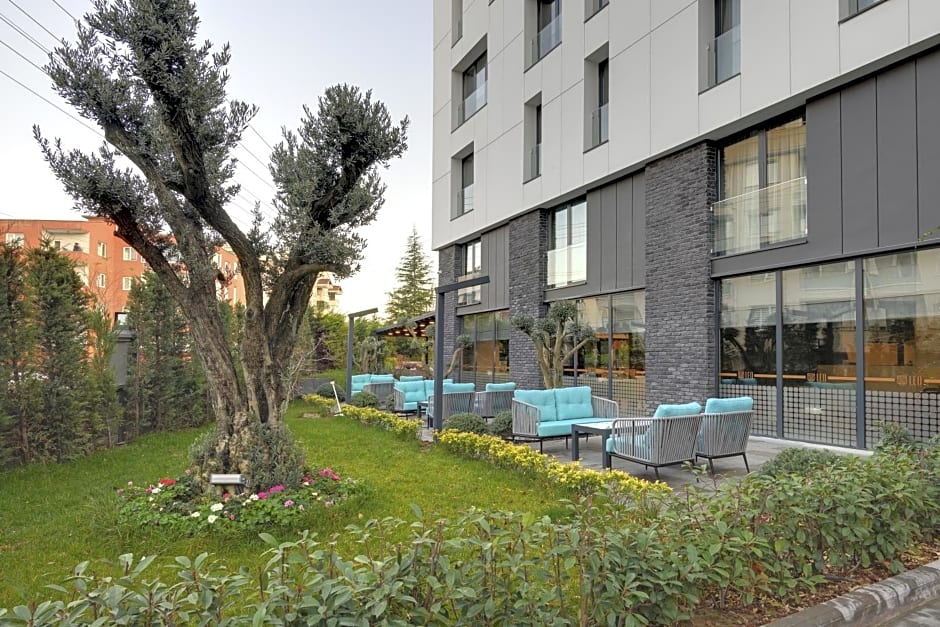 Leo Suites