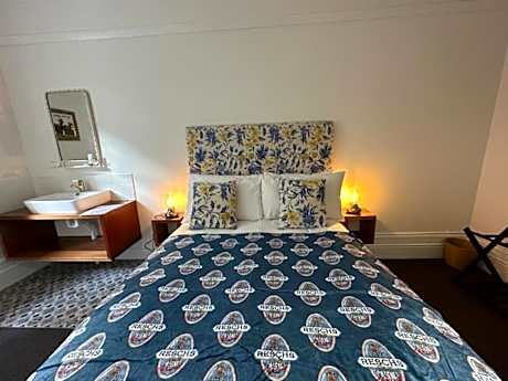 2nd Floor Double room with Shared Bathroom