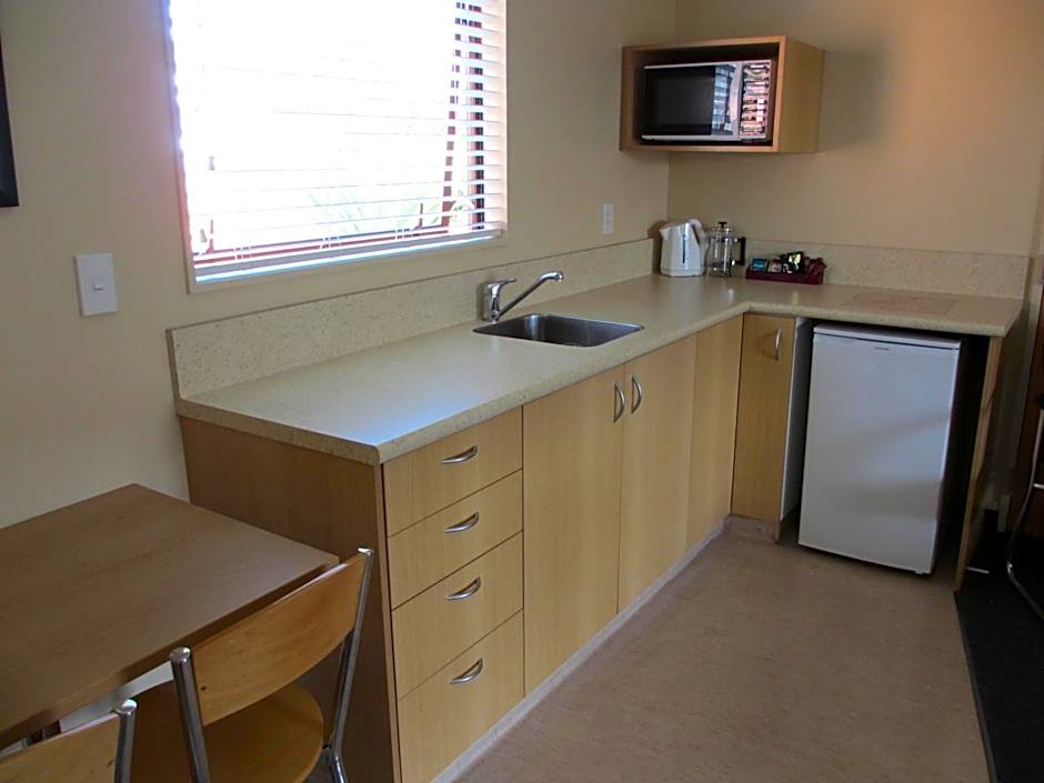 Alhambra Oaks Motor Lodge