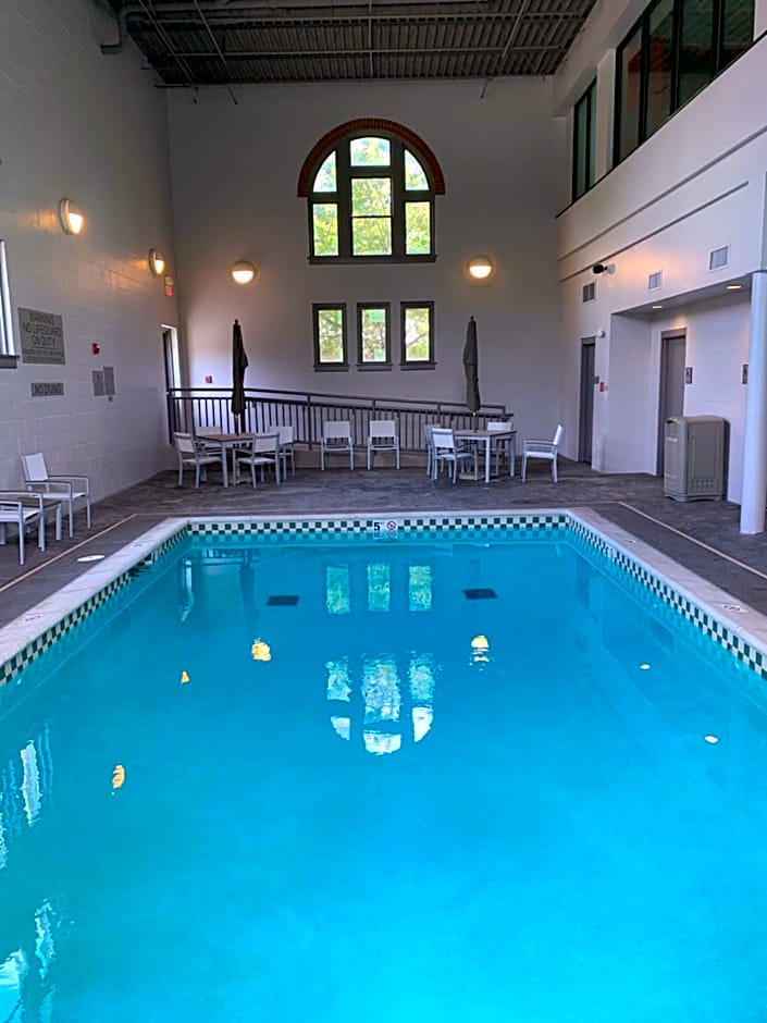 Country Inn & Suites by Radisson, St. Charles Historic District