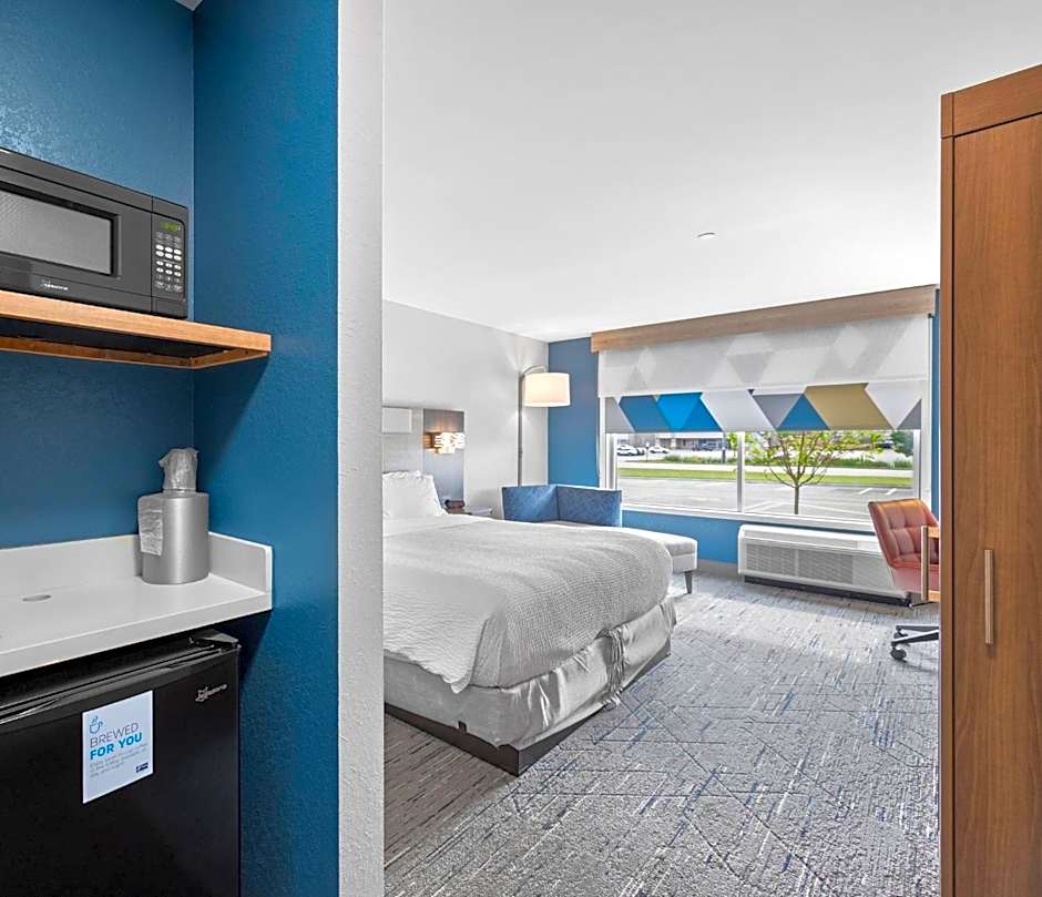 Holiday Inn Express & Suites Marinette By IHG