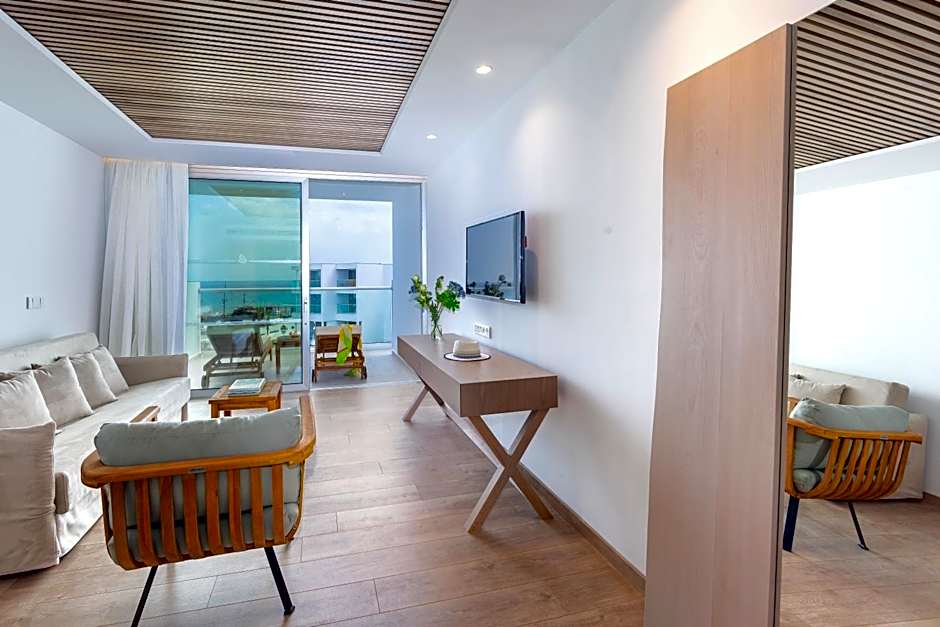 Limanaki Beach Hotel & Suites