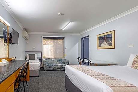 2 Queen, 2 Single Beds/Non Smoking