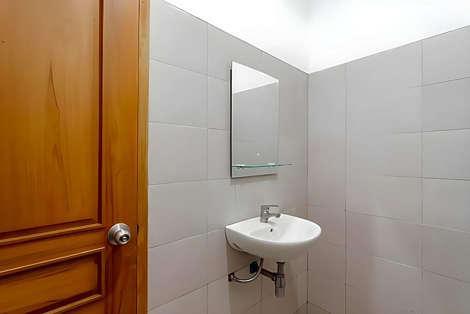 RedDoorz near Exit Toll Moh Toha