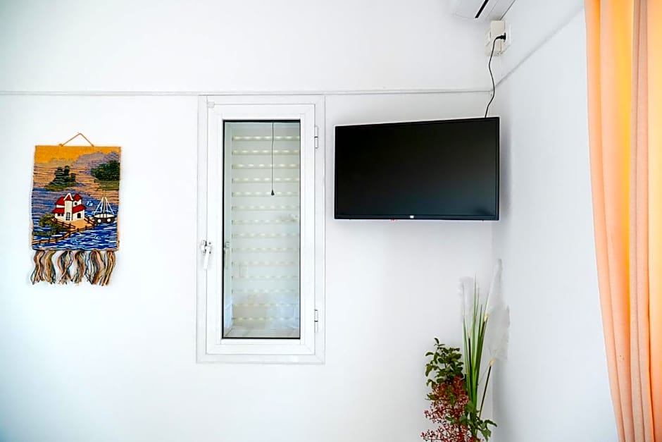 Davis Studios & Apartments