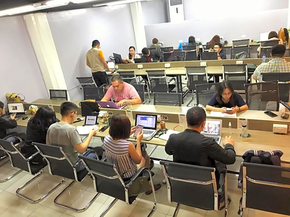 Nomad's Hub - Best Value Co-living Hostel